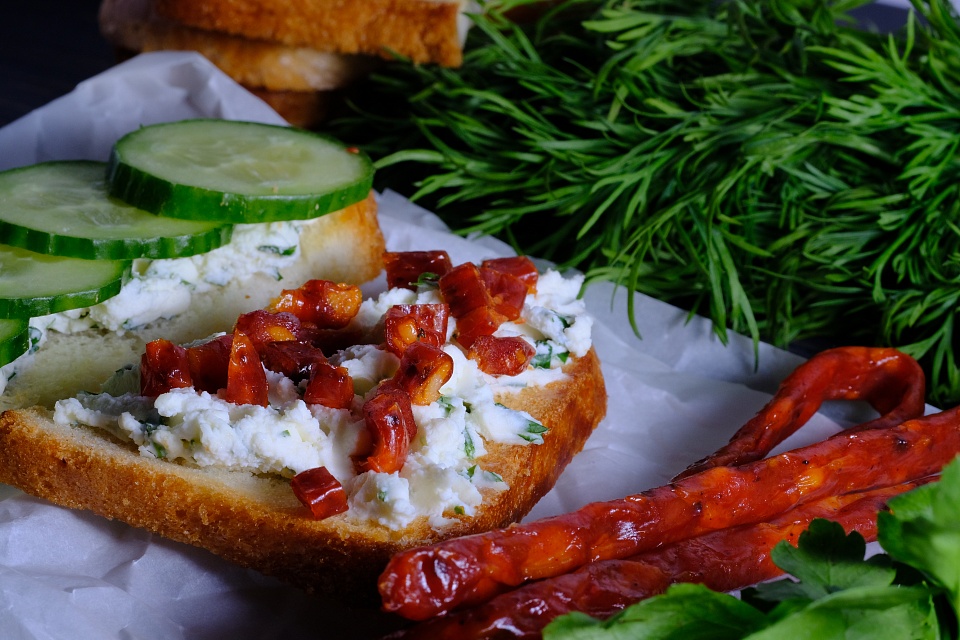 Горячие сэндвичи с колбасой, сыром и помидорами — рецепт для тостера
